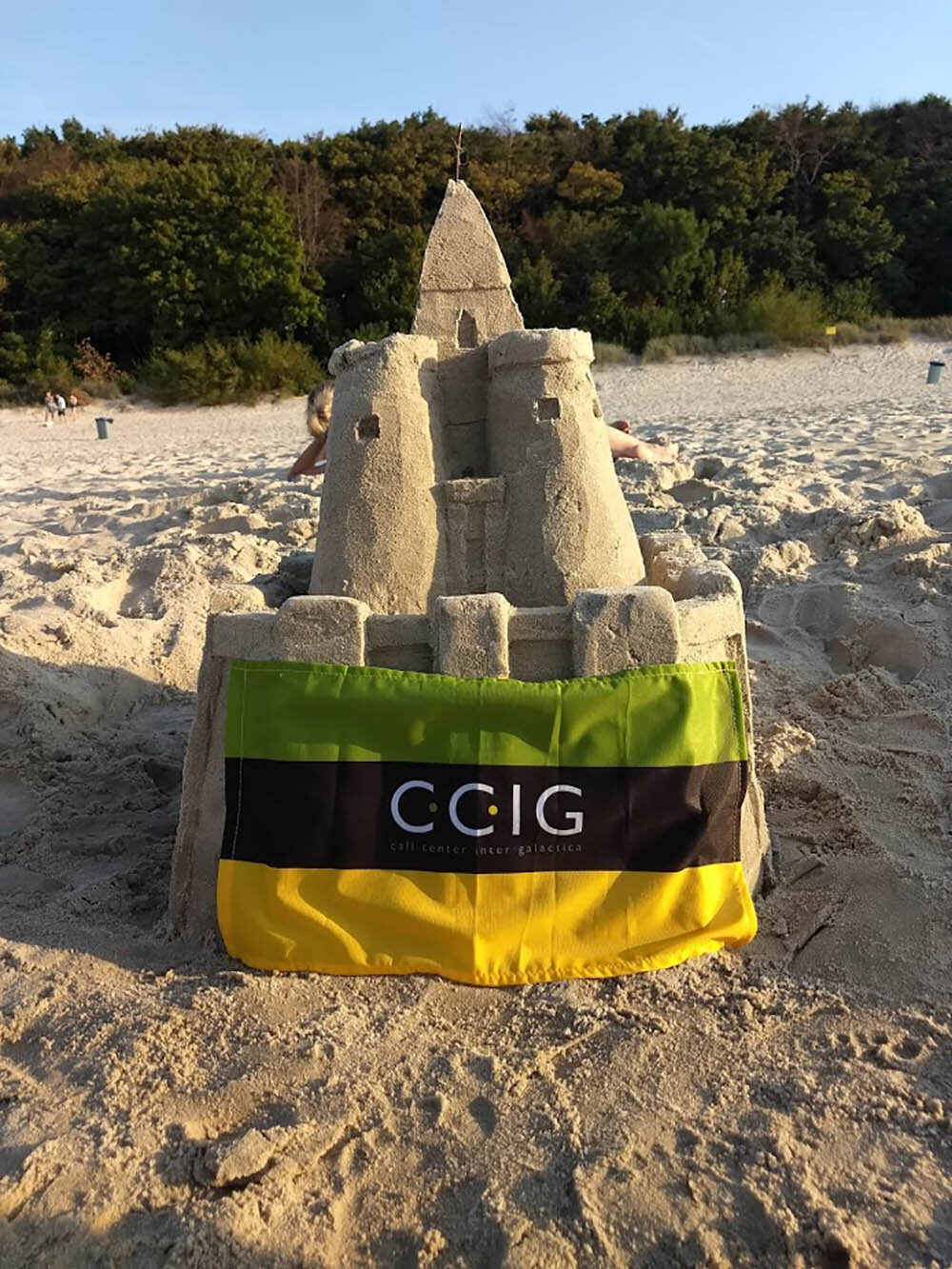 CCIG Akcja Flaga 2018 - zamek z piasku i flaga CCIG